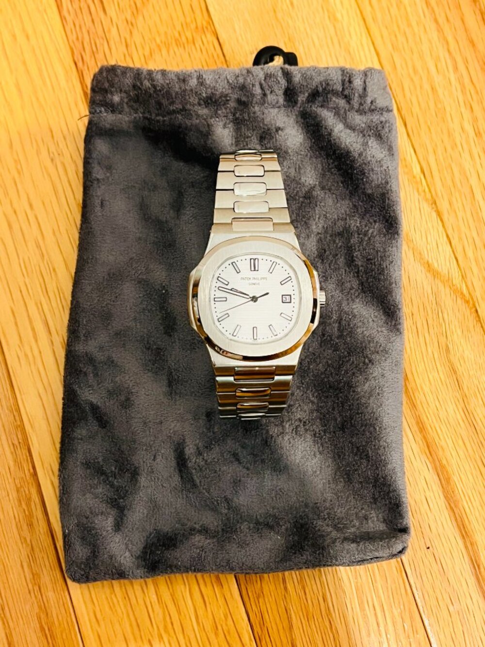 Super Clone Patek Philippe Nautilus 5711/1A-011 features a 40mm stainless steel